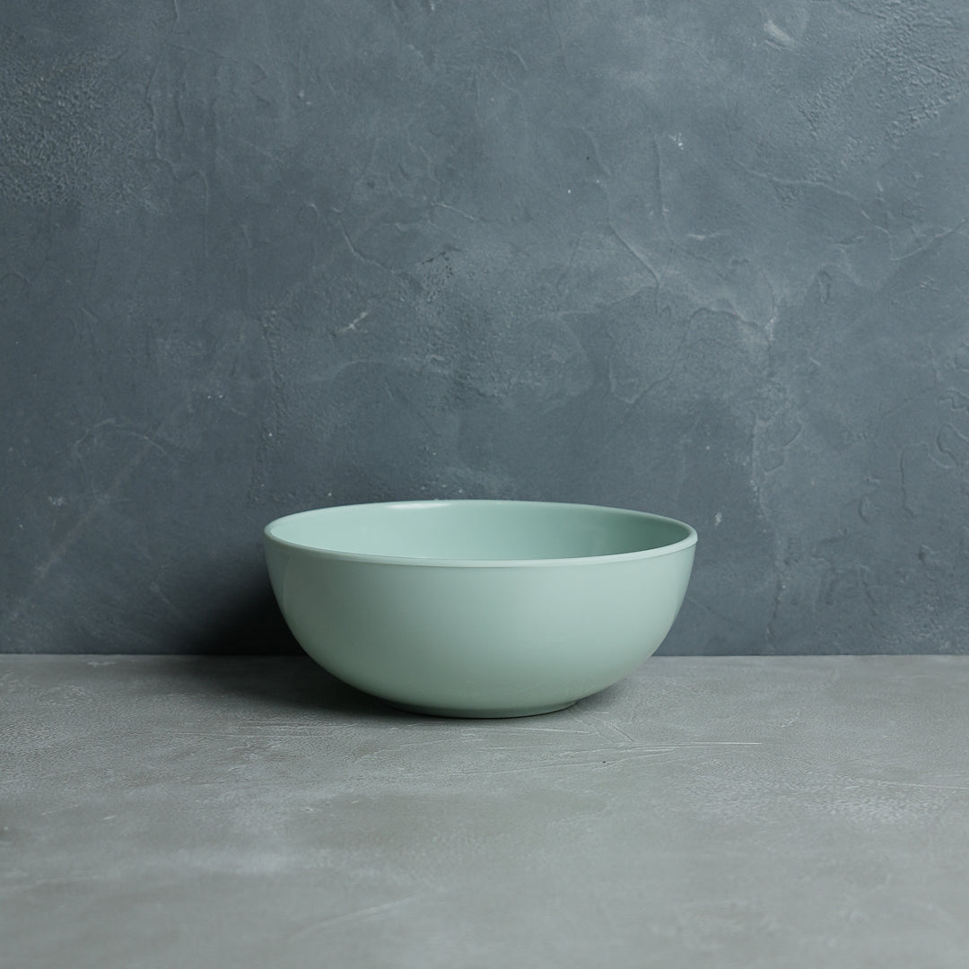 Shallow rounded serving bowl