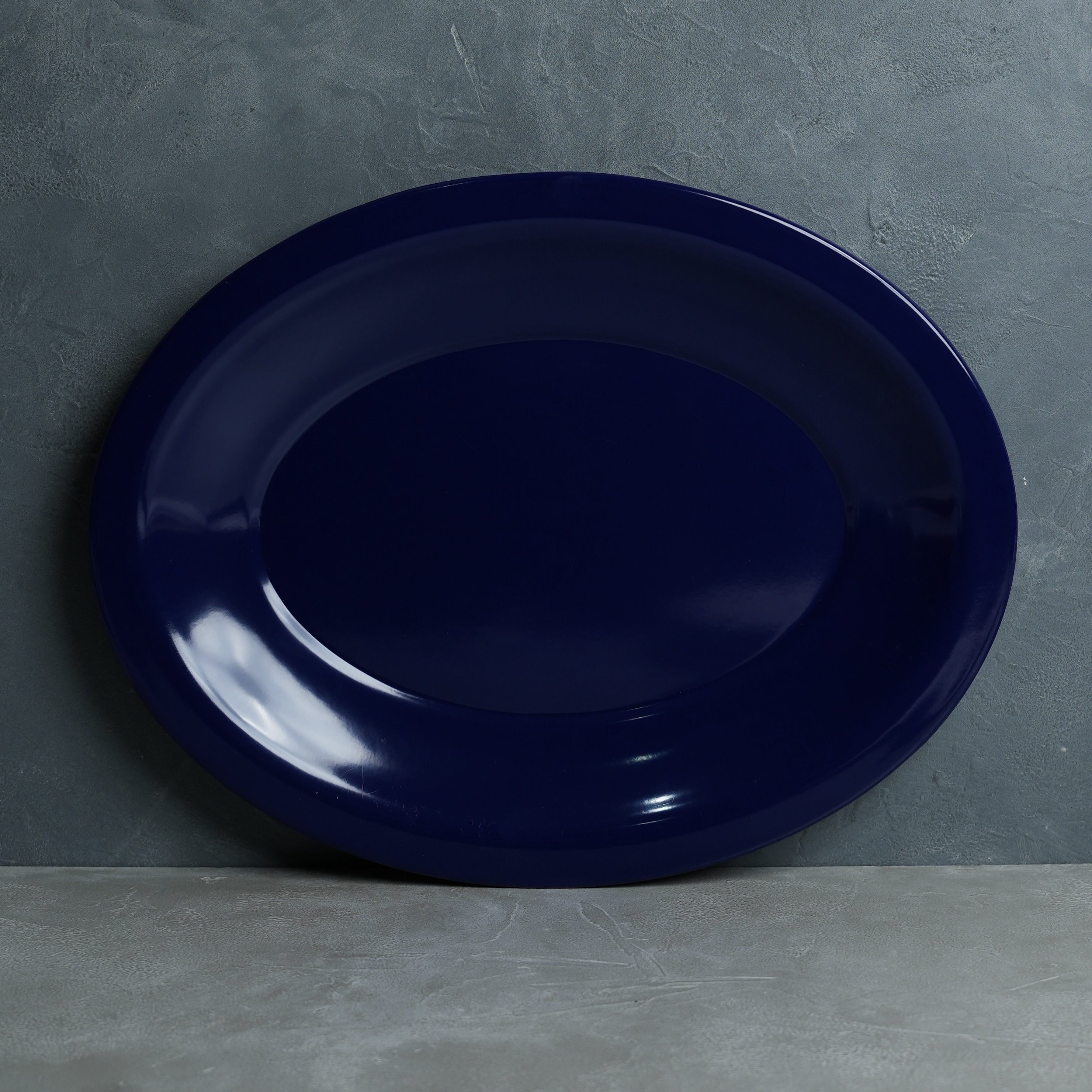 Oval food serving dish