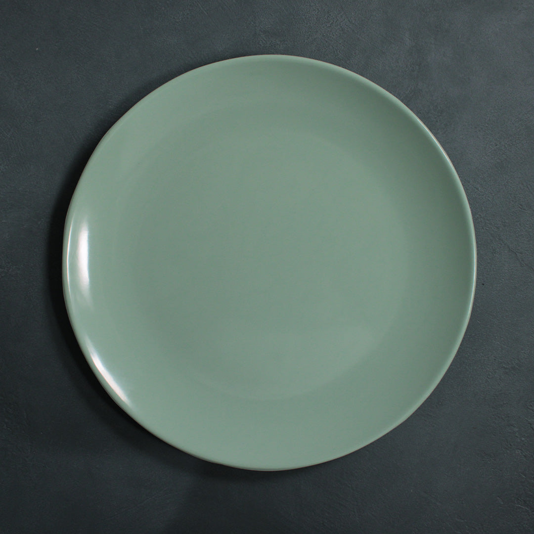 Shallow round serving plate